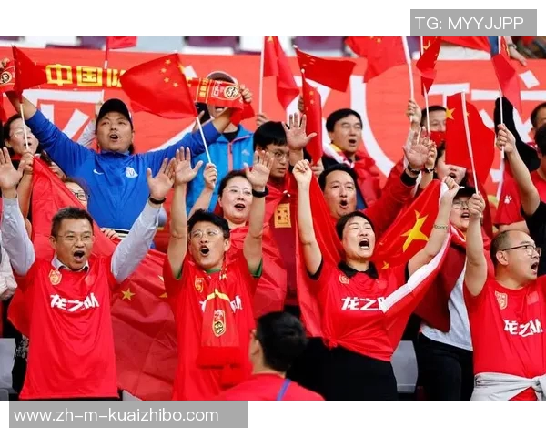 国足抵达杭州球迷热情迎接国脚面露严肃神情显紧张气氛